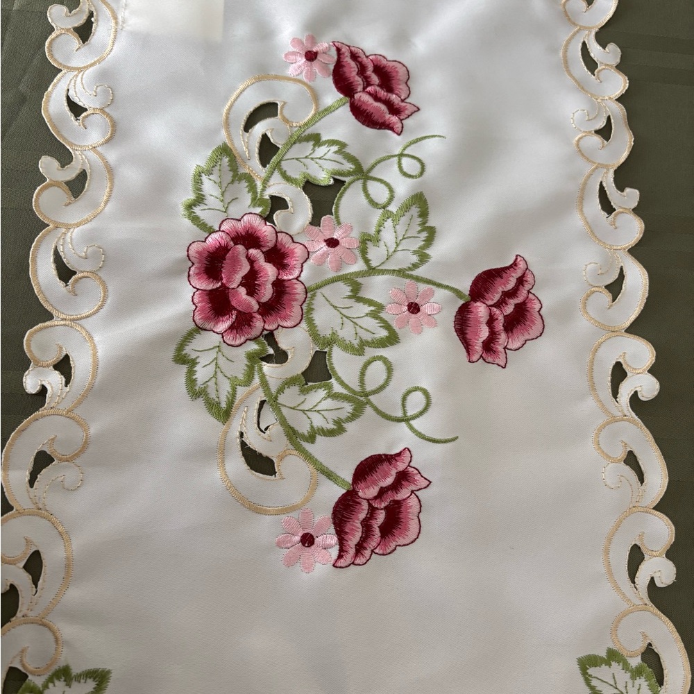 4 rose floral placemats in very good condition! Pinks and Maroons. - Picture 4 of 10